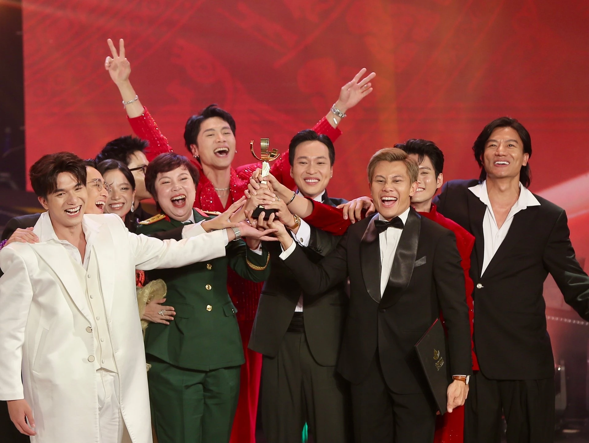 Toàn cảnh Liên Hoan Phim Việt Nam lần thứ 24: Khi Mưa Đỏ Phủ Bóng & Lời Khẳng Định Của Dòng Phim Lịch Sử Toàn cảnh Liên Hoan Phim Việt Nam lần thứ 24: Khi Mưa Đỏ Phủ Bóng & Lời Khẳng Định Của Dòng Phim Lịch Sử