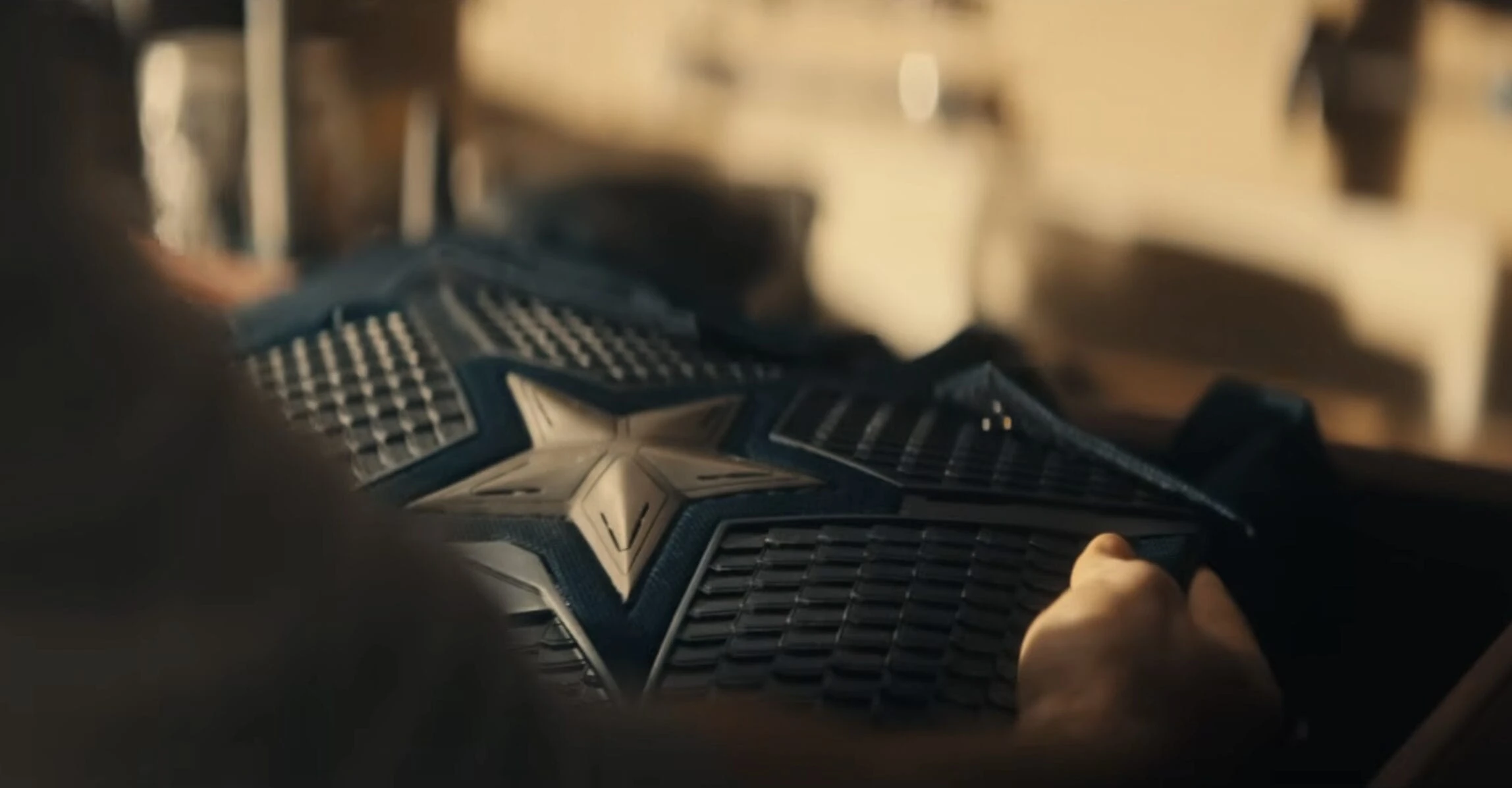 Chris Evans g&acirc;y chấn động khi trở lại l&agrave;m Captain America c&ugrave;ng b&iacute; ẩn mới trong Avengers: Doomsday