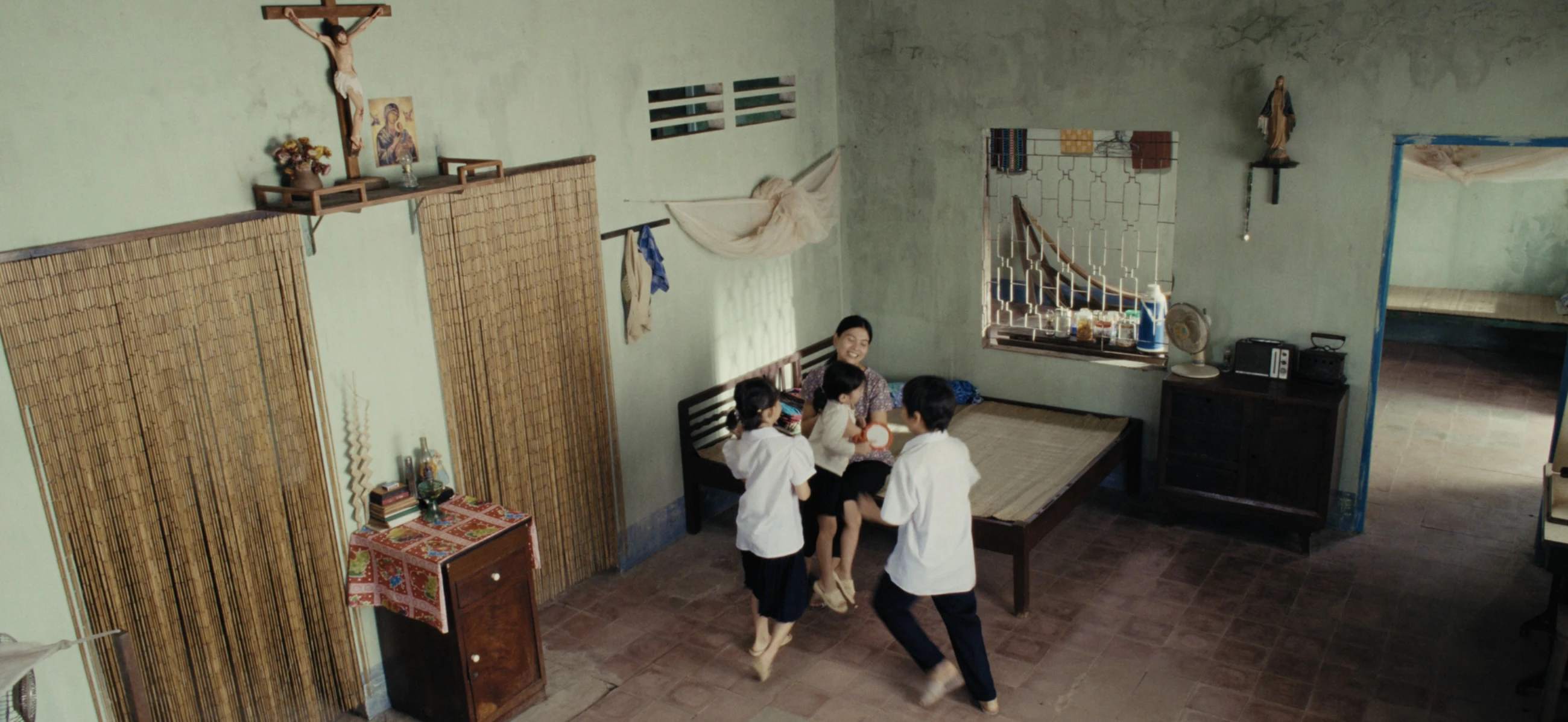 Nh&agrave; Hai Chủ: Cuộc Đối Đầu Nghẹt Thở Giữa &Aacute;m Ảnh, Lời Nguyền v&agrave; Kh&aacute;t Vọng M&aacute;i Ấm