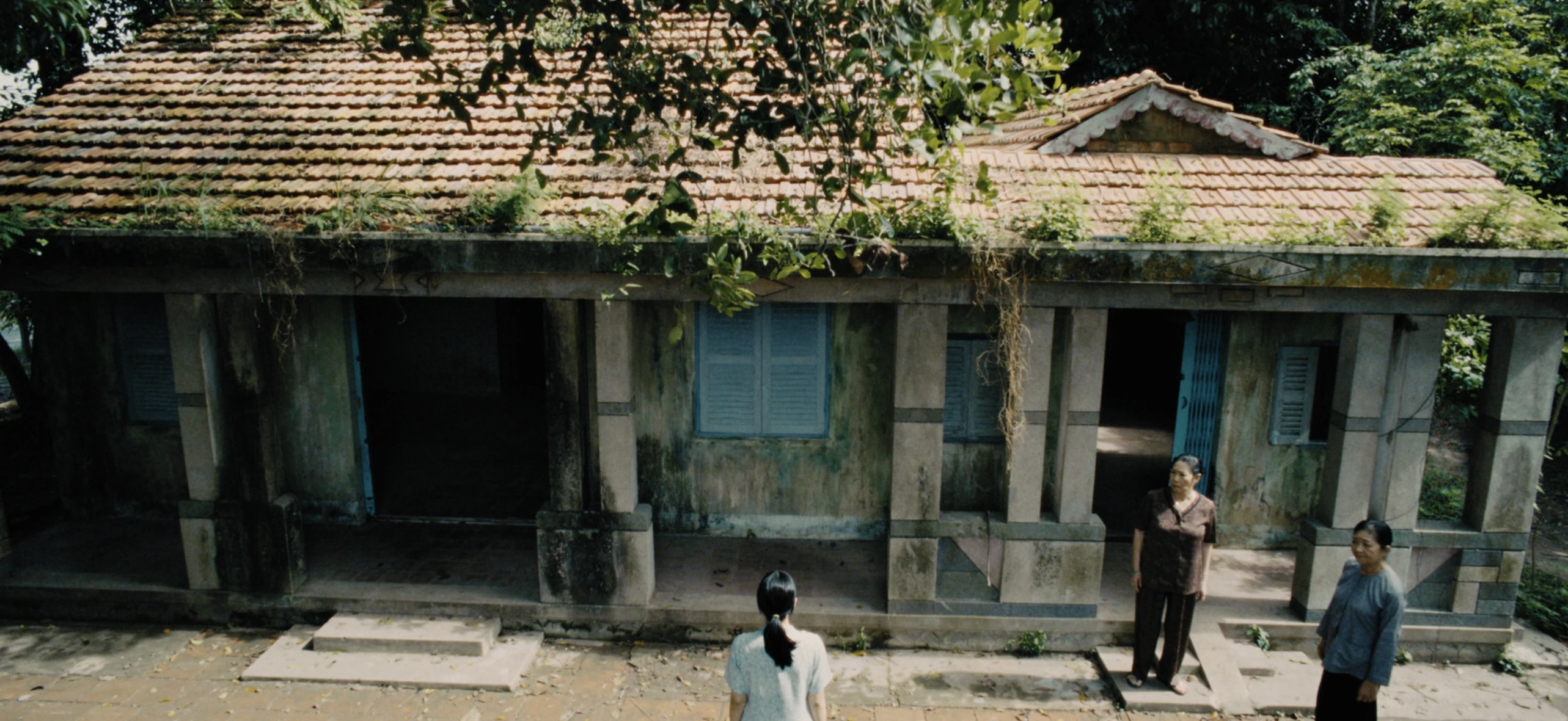 Nh&agrave; Hai Chủ: Cuộc Đối Đầu Nghẹt Thở Giữa &Aacute;m Ảnh, Lời Nguyền v&agrave; Kh&aacute;t Vọng M&aacute;i Ấm