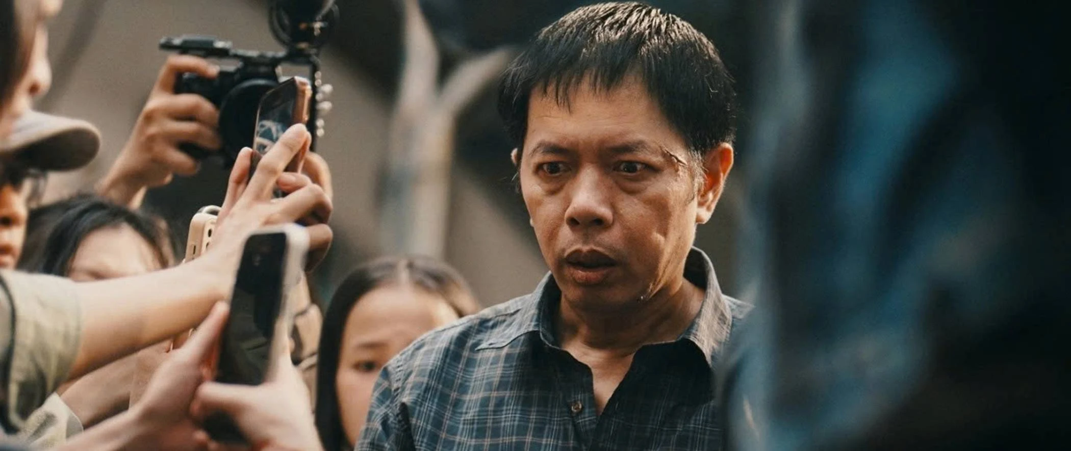 Review Anh H&ugrave;ng: Kẻ tử tế giữa b&atilde;o truyền th&ocirc;ng - Bản lĩnh hay vết xước của l&ograve;ng tin?
