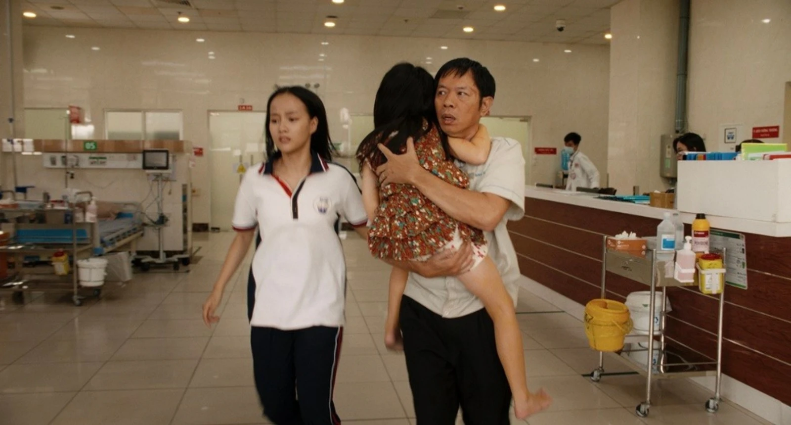 Review Anh H&ugrave;ng: Kẻ tử tế giữa b&atilde;o truyền th&ocirc;ng - Bản lĩnh hay vết xước của l&ograve;ng tin?