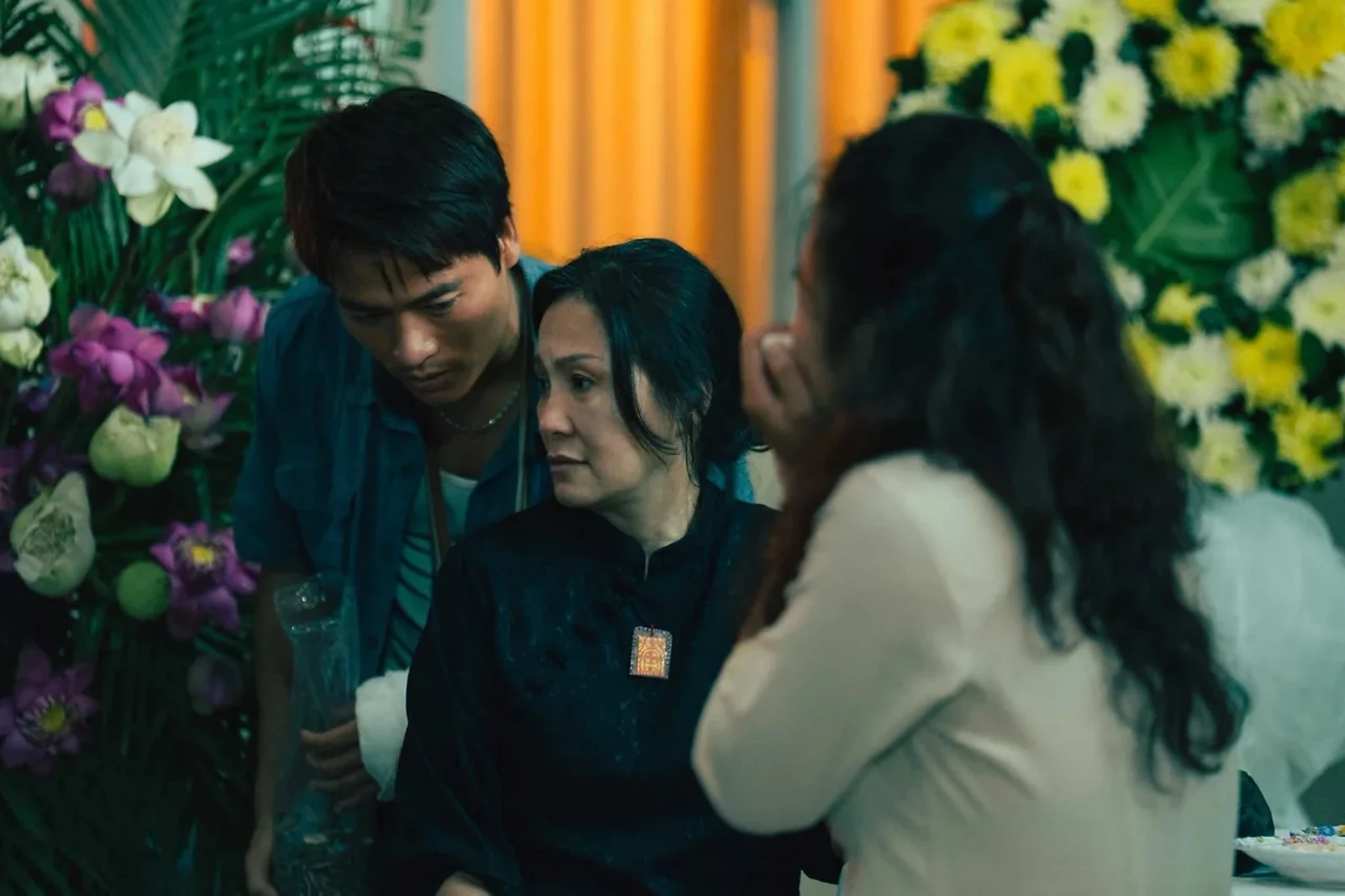 L&ecirc;n Hương: m&ugrave;i trầm, tiếng cười v&agrave; vết xước sau nắp h&ograve;m