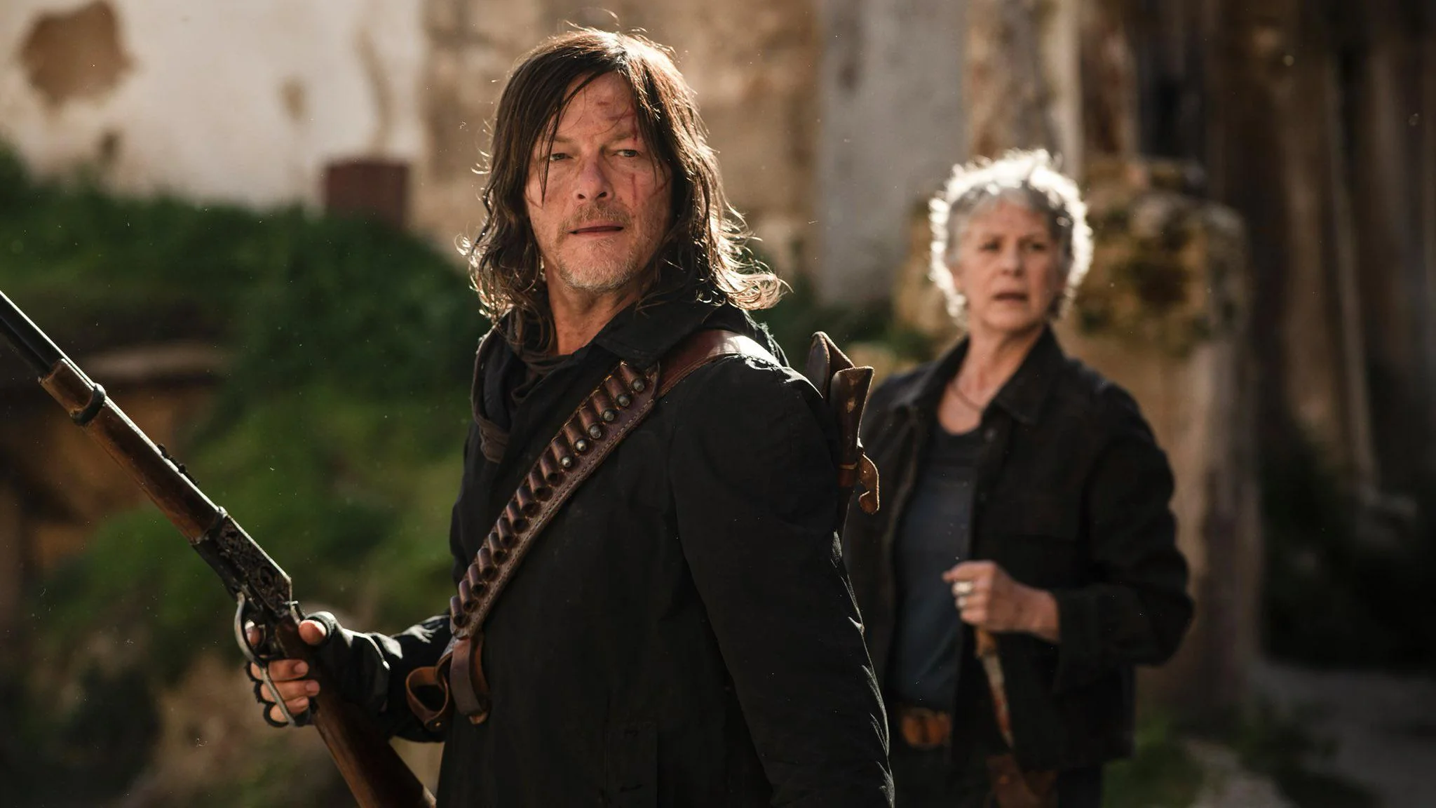 Daryl Dixon kh&eacute;p lại đầy x&uacute;c cảm, Rick Grimes liệu c&oacute; m&agrave;n t&aacute;i ngộ l&agrave;m nổ tung vũ trụ The Walking Dead?
