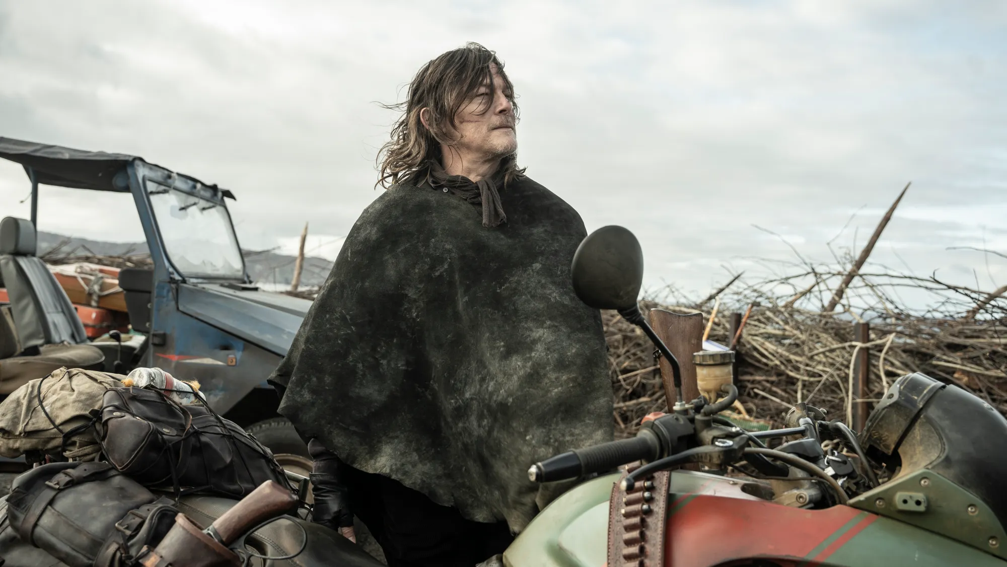 Daryl Dixon kh&eacute;p lại đầy x&uacute;c cảm, Rick Grimes liệu c&oacute; m&agrave;n t&aacute;i ngộ l&agrave;m nổ tung vũ trụ The Walking Dead?