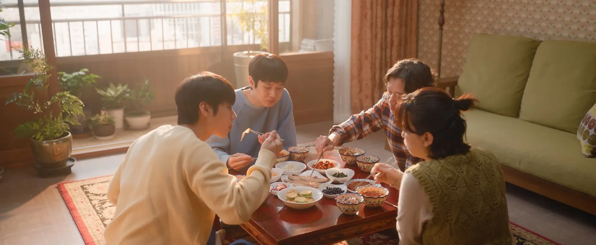 Đếm Ng&agrave;y Xa Mẹ - Review & Ph&acirc;n T&iacute;ch: Bản Giao Hưởng Cảm X&uacute;c Khi Mỗi Bữa Cơm Nh&agrave; L&agrave; Ng&agrave;y Đếm Ngược