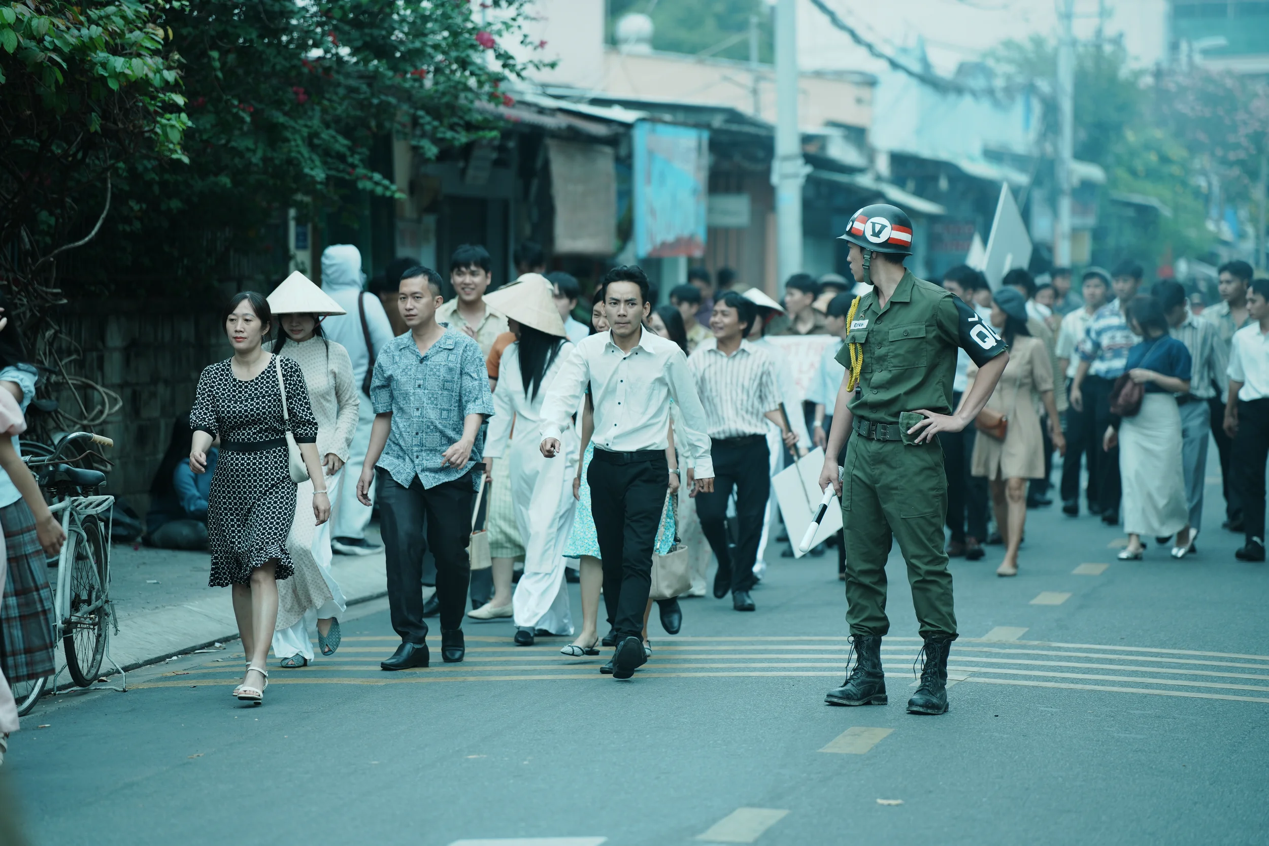 Mesdames Thanh Sắc bùng nổ trên màn ảnh: Vẻ đẹp Kim Đô, nỗi đau sau ánh neon và cuộc chơi AI đầy rủi ro Mesdames Thanh Sắc bùng nổ trên màn ảnh: Vẻ đẹp Kim Đô, nỗi đau sau ánh neon và cuộc chơi AI đầy rủi ro